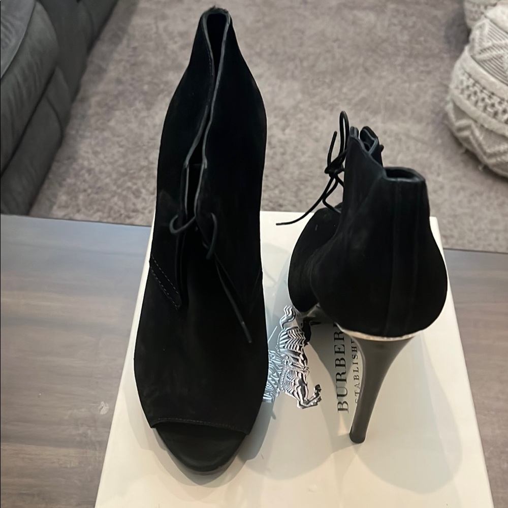 Burberry Black Heeled Boots with Stiletto Heel and Sleek Design